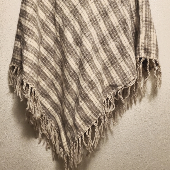 Frank's Cream & Gray Jacquard Poncho Shawl - Picture 4 of 6